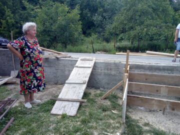 Elena Grigore iese din curte pe o platformă de lemn improvizată