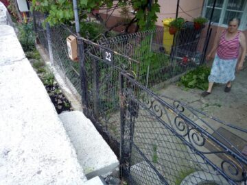 Așa-zisa treaptă spre drum este aproape lipită de poarta casei Teodorei Baciu