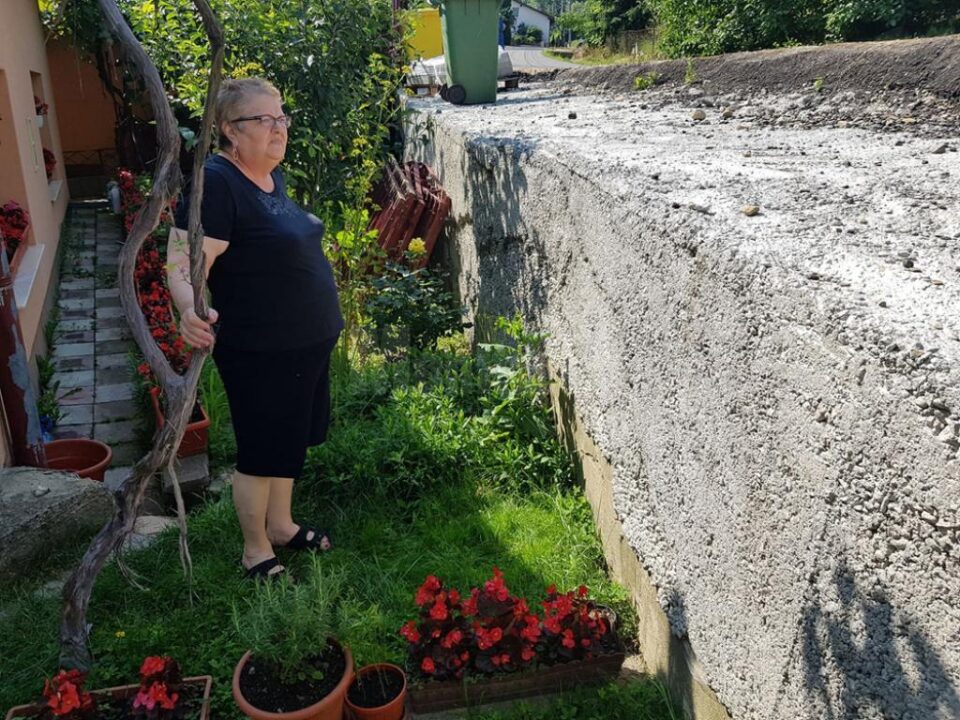 Oamenii au în fața caselor un zid de 1-1,5 metri