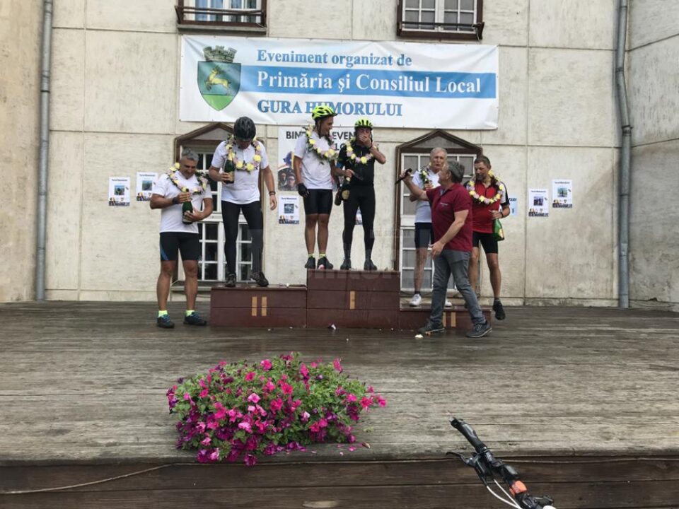 Humorenii plecați în turul României pe 13 iunie s-au întors acasă miercuri, 3 iulie, după ce au parcurs pe biciclete o distanță de 2.272,27 kilometri Humorenii plecați în turul României pe 13 iunie s-au întors acasă miercuri, 3 iulie, după ce au parcurs pe biciclete o distanță de 2.272,27 kilometri