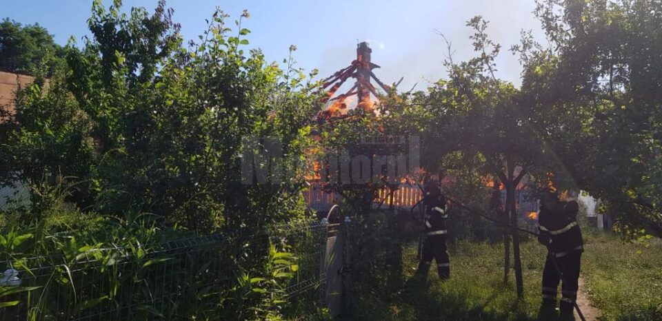 Acoperisul casei in flacari in timpul incendiului din satul Dumbravita