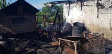 În incendiu au ars acoperișul casei și două anexe din gospodărie