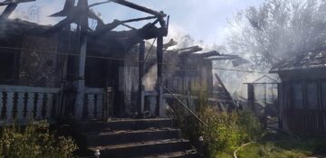 În incendiu au ars acoperișul casei și două anexe din gospodărie