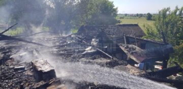 În incendiu au ars acoperișul casei și două anexe din gospodărie