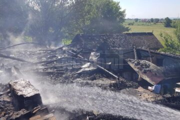 În incendiu au ars acoperișul casei și două anexe din gospodărie