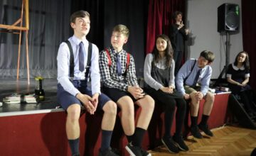 “O sută de rochii”, un spectacol al Trupei de teatru „Birlic” despre puterea de a schimba ceva