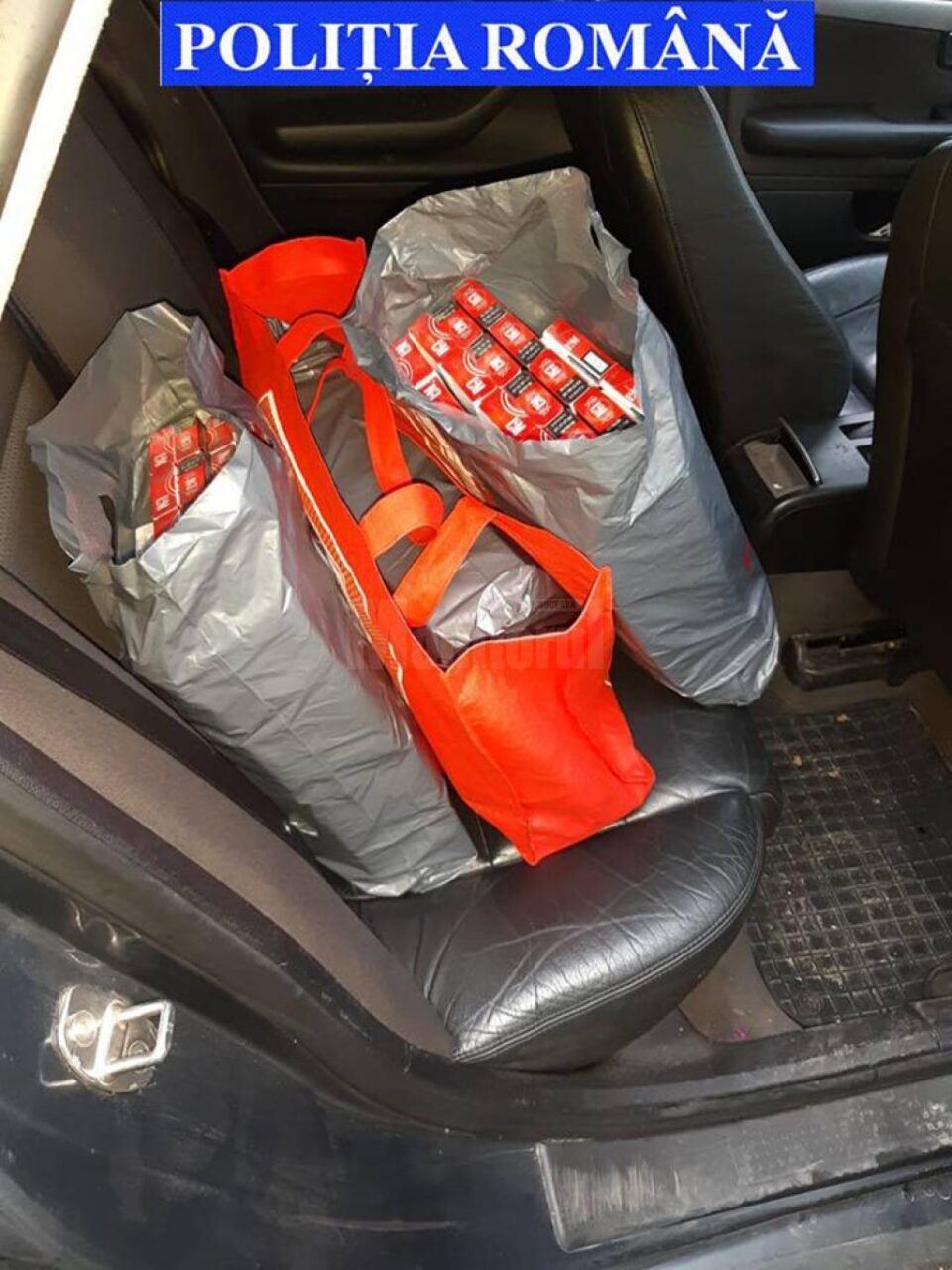 Peste 550 de pachete de țigări de contrabandă, confiscate în timpul unor percheziții și controale Peste 550 de pachete de țigări de contrabandă, confiscate în timpul unor percheziții și controale
