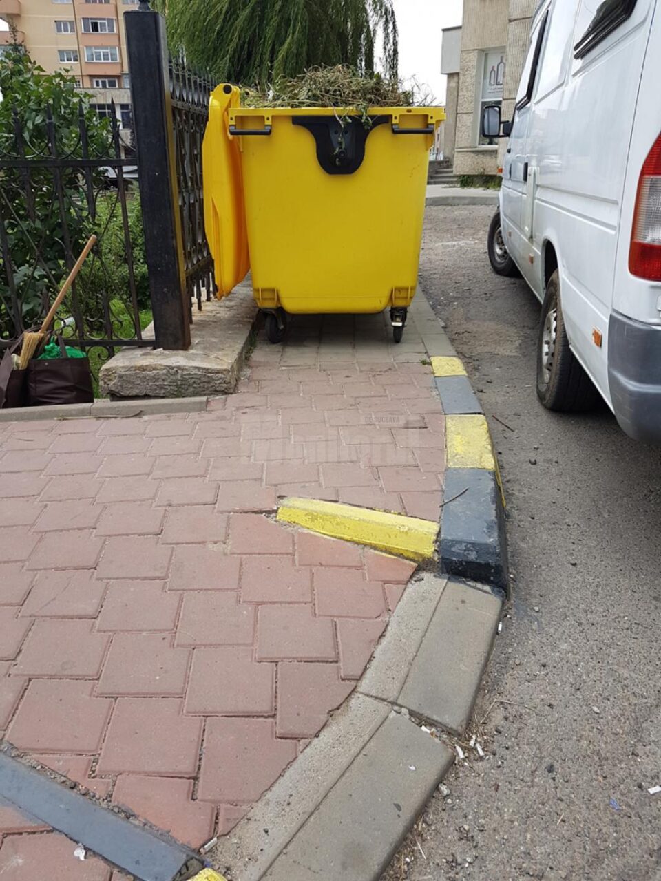 Trotuar blocat cu pubele de gunoi