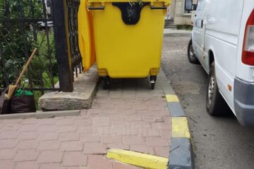 Trotuar blocat cu pubele de gunoi