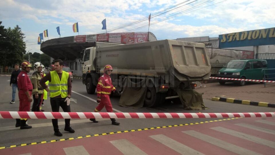 Polițiștii rutieri fac cercetări și măsurători la fața locului