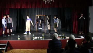 “O sută de rochii”, un spectacol al Trupei de teatru „Birlic” despre puterea de a schimba ceva
