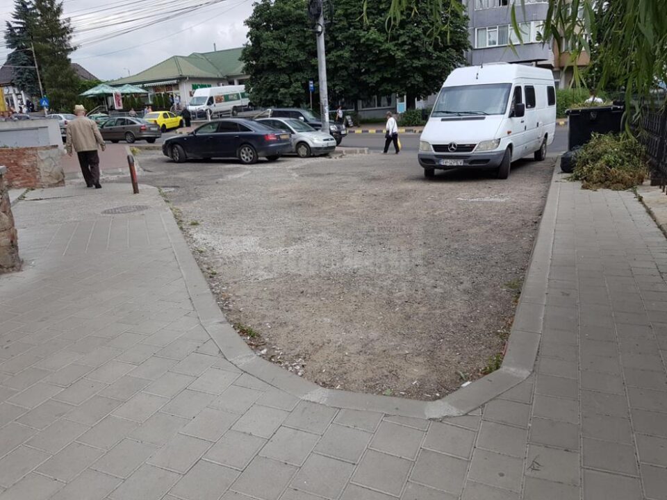 Trotuar blocat cu pubele de gunoi