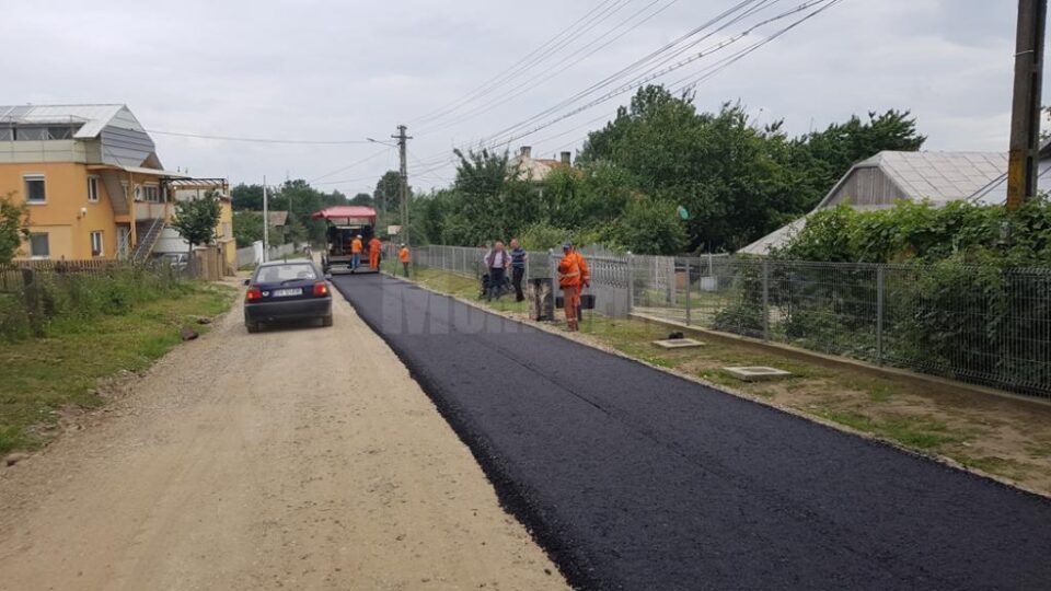 Stratul binder a fost turnat pe o lungime de aproximativ 1 km, pe un sens de mers, din prima zi