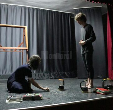“O sută de rochii”, un spectacol al Trupei de teatru „Birlic” despre puterea de a schimba ceva