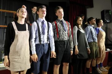 “O sută de rochii”, un spectacol al Trupei de teatru „Birlic” despre puterea de a schimba ceva