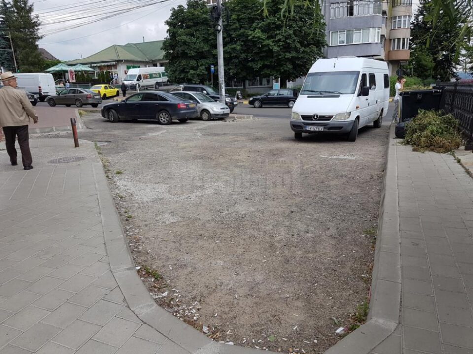Trotuar blocat cu pubele de gunoi