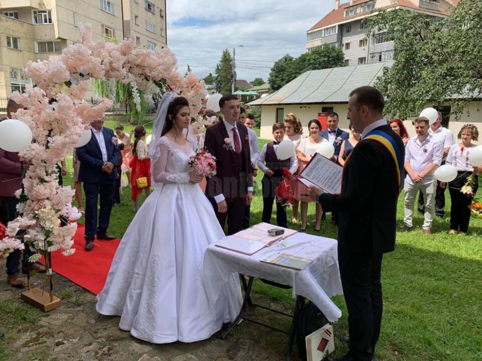 Viceprimarul Lucian Harșovschi a oficiat 21 de căsătorii, unele internaționale, la finele săptămânii trecute