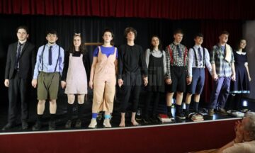 “O sută de rochii”, un spectacol al Trupei de teatru „Birlic” despre puterea de a schimba ceva