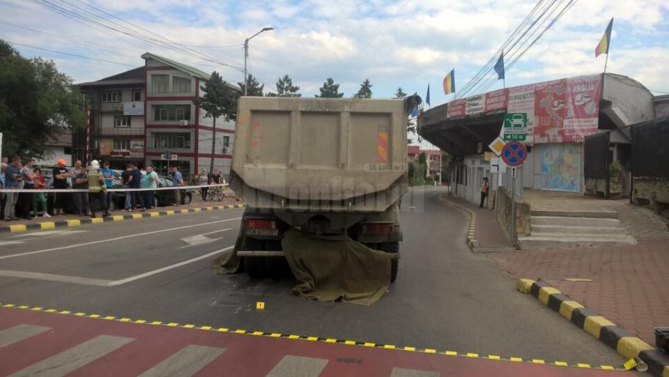 Polițiștii rutieri fac cercetări și măsurători la fața locului