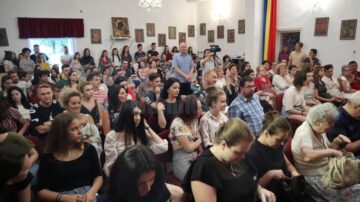 Spectacolul s-a jucat în prezența unui public foarte numeros