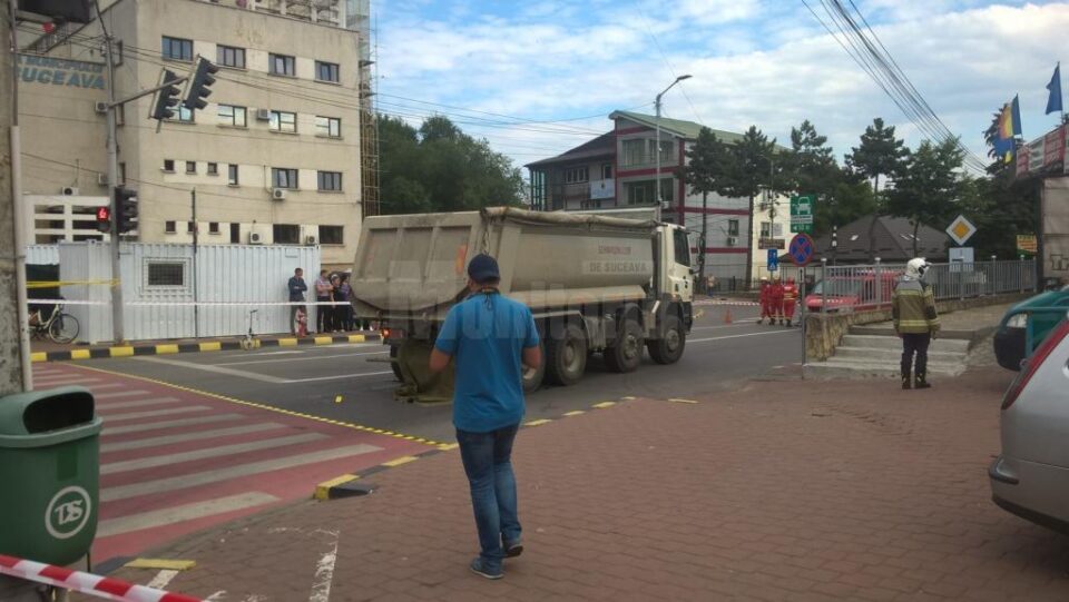 Polițiștii rutieri fac cercetări și măsurători la fața locului