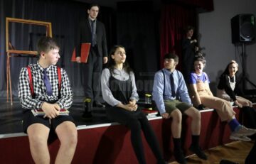 “O sută de rochii”, un spectacol al Trupei de teatru „Birlic” despre puterea de a schimba ceva