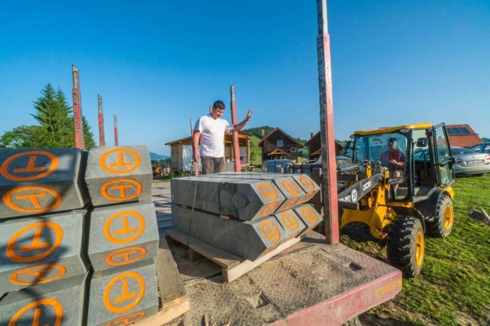 Pietrele de hotar care marchează traseul Via Transilvanica au fost montate deja în mai multe localități din județul Suceava