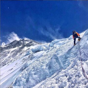 Otilia Ciotău a escaladat și coborât celebrul vârf din munții Himalaya, în ciuda condițiilor extreme și a faptului că avea patru coaste recent fracturate