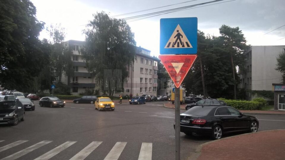 Pe strada opusă, 6 Noiembrie, este indicator de cedare a trecerii
