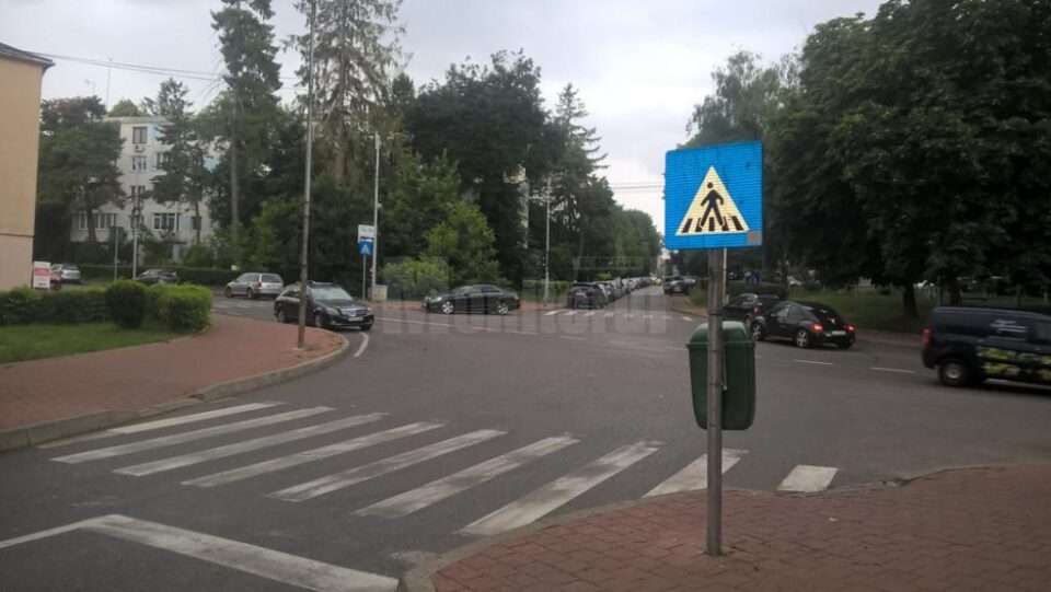 Intersecția străzilor Ciprian Porumbescu cu Mihai Viteazul nu are indicator de cedare a trecerii Intersecția străzilor Ciprian Porumbescu cu Mihai Viteazul nu are indicator de cedare a trecerii