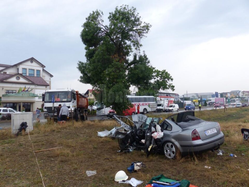 Mașina care se deplasa regulamentar a fost pur și simplu măturată de pe șosea de vehiculul greu