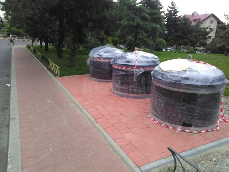 Montarea platformelor de gunoi semiîngropate se va finaliza la jumătatea lunii august