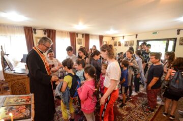 Peste 140 de lucrări, realizate de cei 105 copii aflați în Tabăra de creație „Micii iconari” Adâncata, pot fi admirate la parterul Iulius Mall