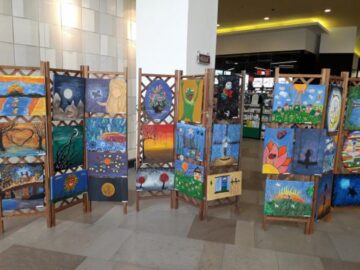 Peste 140 de lucrări, realizate de cei 105 copii aflați în Tabăra de creație „Micii iconari” Adâncata, pot fi admirate la parterul Iulius Mall