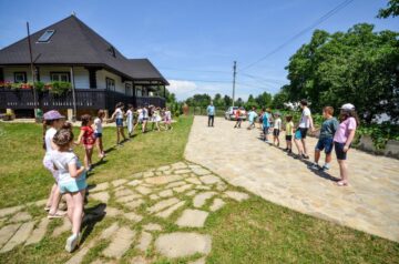 Peste 140 de lucrări, realizate de cei 105 copii aflați în Tabăra de creație „Micii iconari” Adâncata, pot fi admirate la parterul Iulius Mall