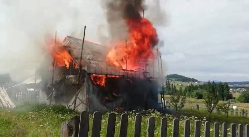Imagine apocaliptică de la incendiul din satul Prăleni, comuna Poiana Stampei. Proprietarii au suferit atacuri de panică Imagine apocaliptică de la incendiul din satul Prăleni, comuna Poiana Stampei. Proprietarii au suferit atacuri de panică