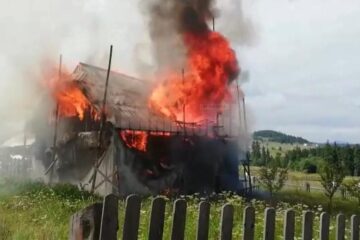 Imagine apocaliptică de la incendiul din satul Prăleni, comuna Poiana Stampei. Proprietarii au suferit atacuri de panică