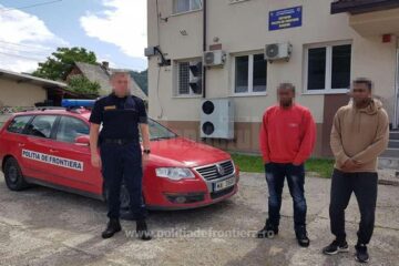 Cei doi migranți provin din Madagascar și Congo și au trecut ilegal frontiera din Ucraina în România cu scopul de a ajunge într-o țară din vestul Europei