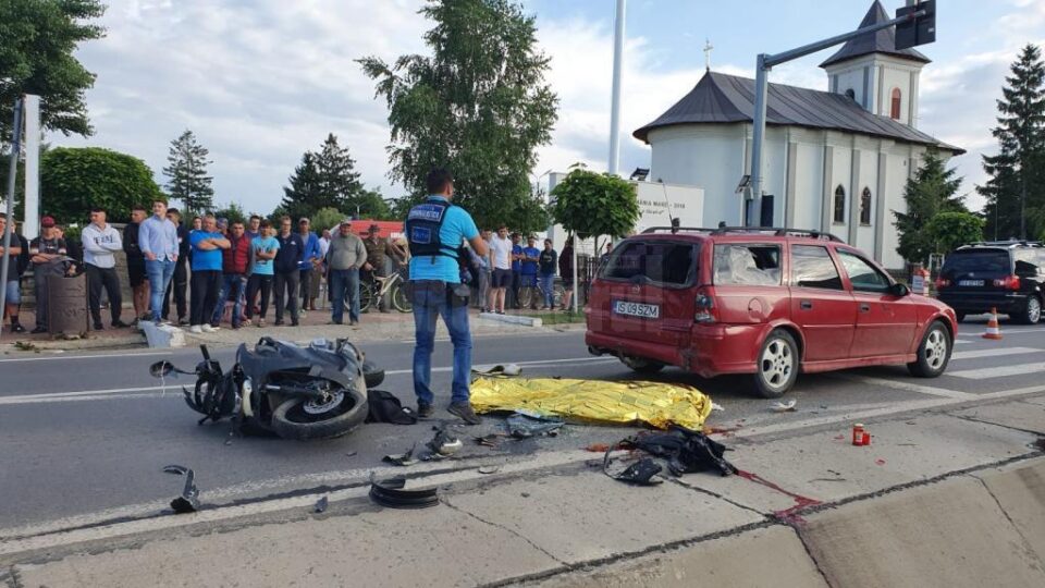 In urma impactului puternic cu autoturismul, tanarul nu a mai putut fi salvat