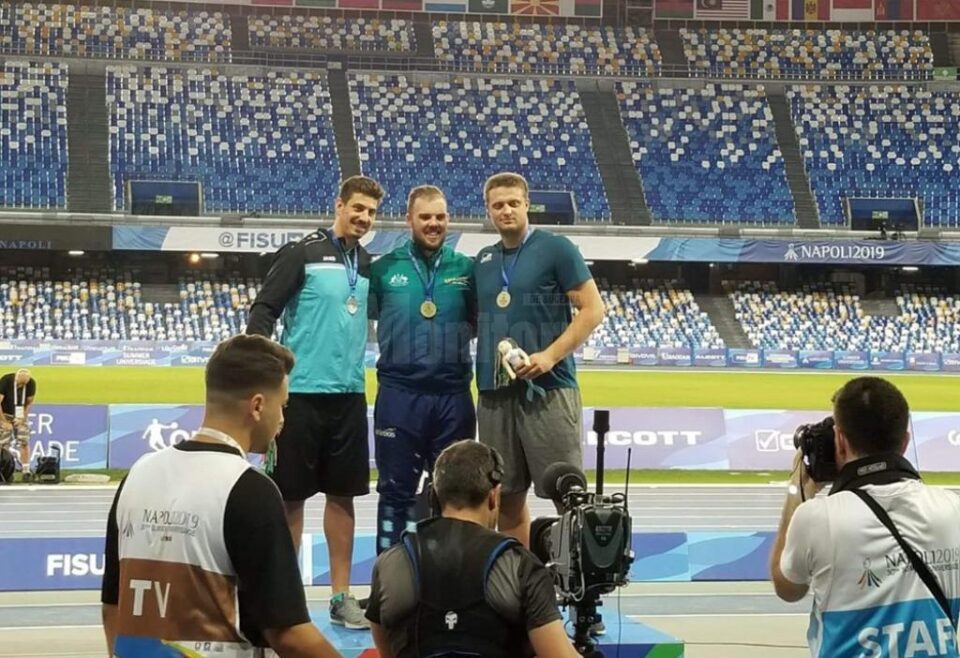 Podiumul probei de aruncare a discului la Universiada de la Napoli, cu Firfirică, primul din stânga imaginii Podiumul probei de aruncare a discului la Universiada de la Napoli, cu Firfirică, primul din stânga imaginii
