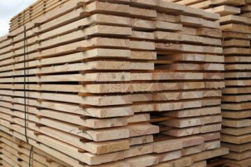 Lemn de aproape 30.000 de lei confiscat, pentru folosirea aceluiași aviz de însoțire în două transporturi