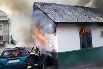 Focul a distrus pe interior casa bătrâneasca și, în mare parte, și mașina