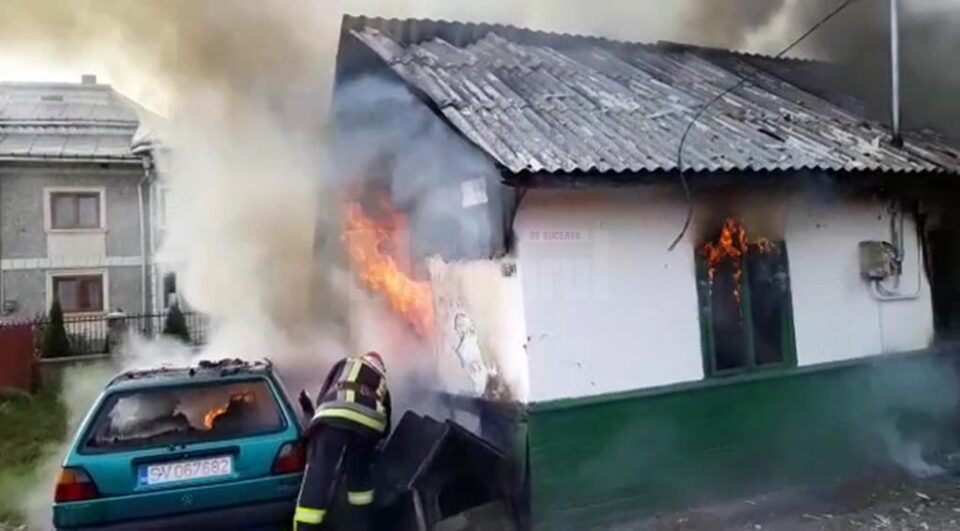 Focul a distrus pe interior casa bătrâneasca și, în mare parte, și mașina