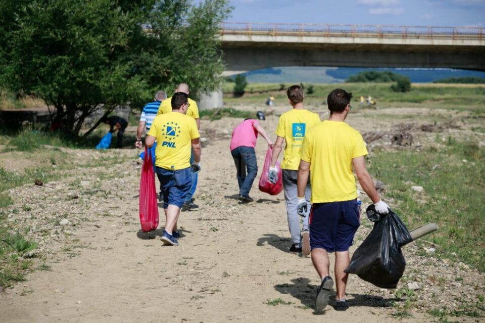 Prima acțiune din cadrul campaniei #CurățămRădăuțiul, un succes