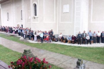 Părintele profesor Vasile Mihoc a slujit și a conferențiat la Vicovu de Sus