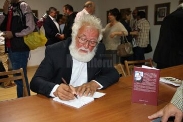Scriitorul Constantin Bulboacă oferind autografe pe noua carte de aforisme
