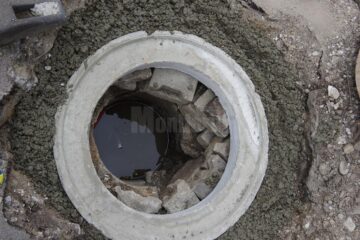 Apa dintr-un canal de scurgeri pluviale, colmatat