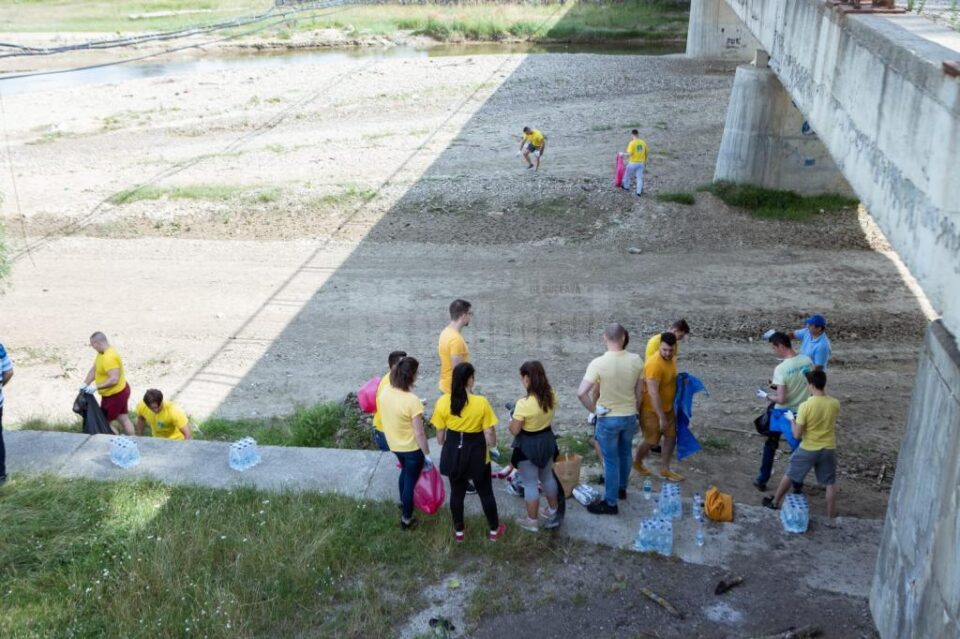 Prima acțiune din cadrul campaniei #CurățămRădăuțiul, un succes