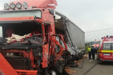 Accident grav, cu un tir intrat într-un camion, după o depășire neregulamentară