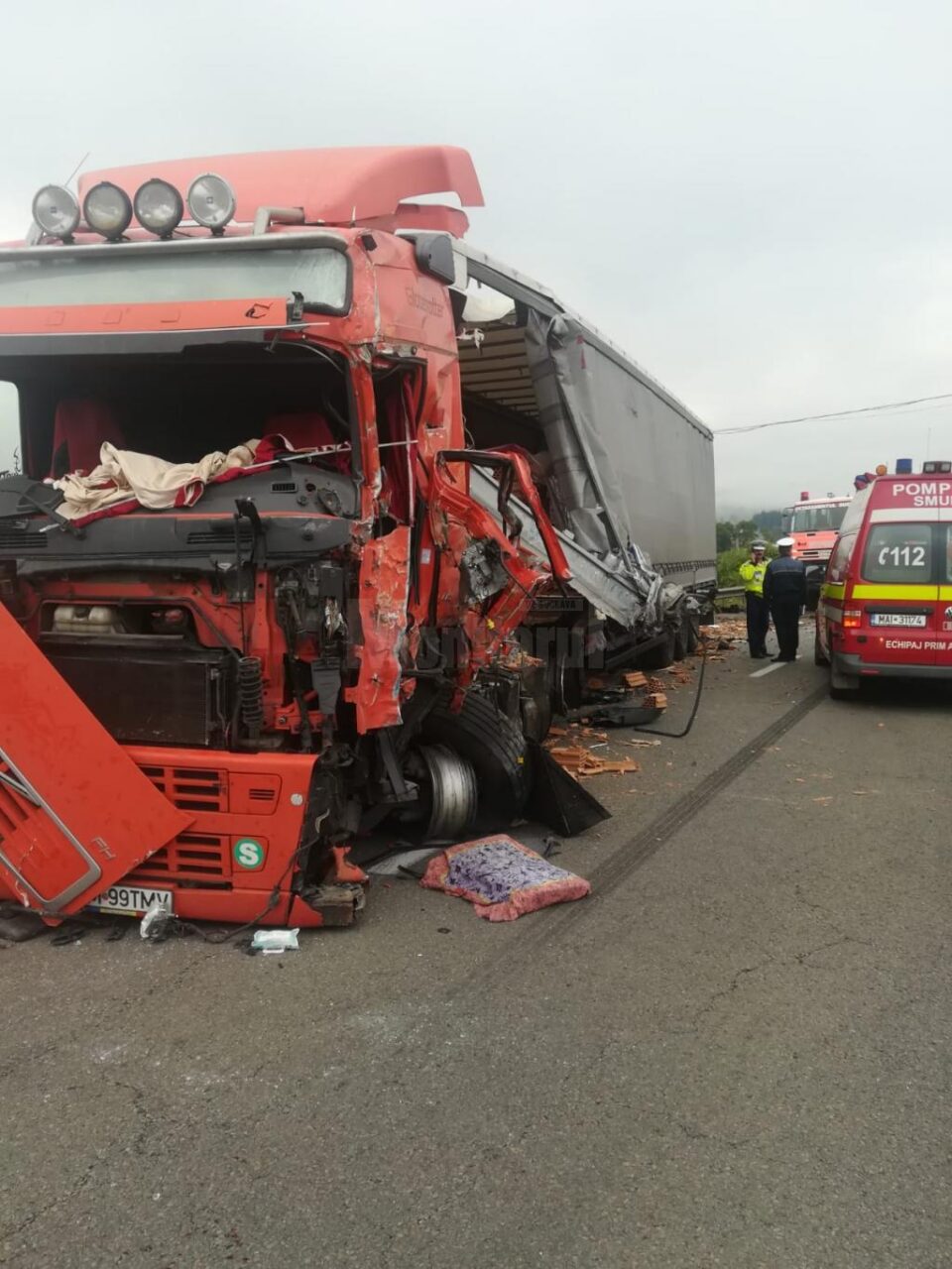 Accident grav, cu un tir intrat într-un camion, după o depășire neregulamentară